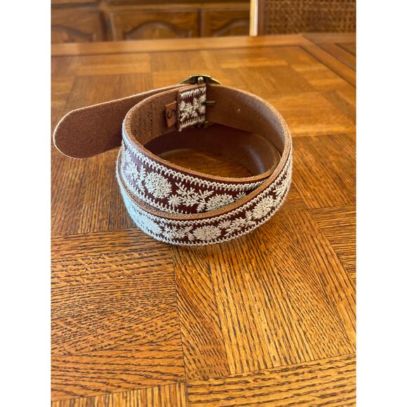 Lucky Brand embroidered leather belt with a brass buckle - Picture 2 of 3